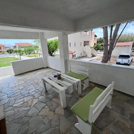 Phoenix Beachside Apartment Kokkónion